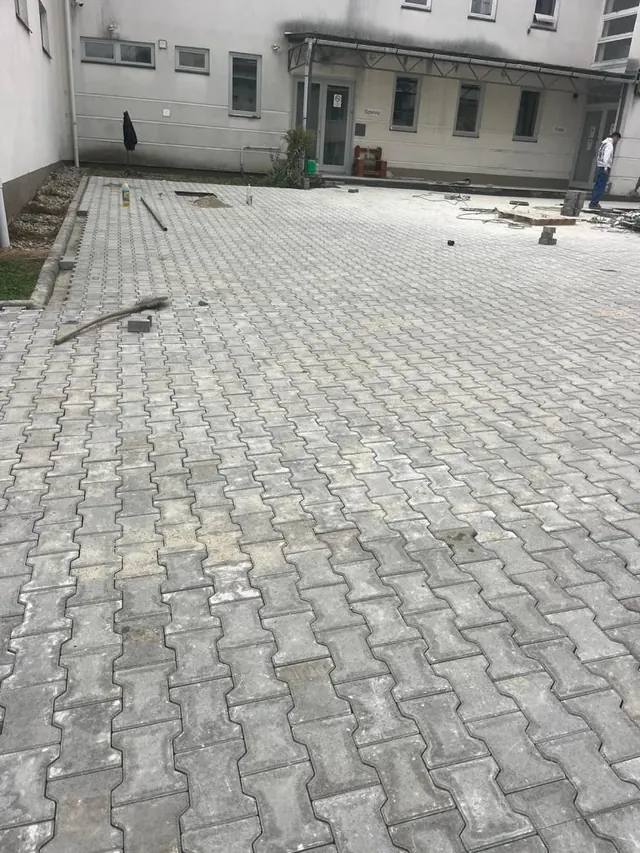 Behaton térkővel burkolt szervizudvar egy telephelyen, kivitelezés közben