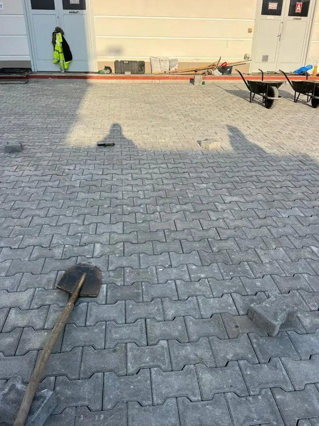 Frissen lerakott behaton térkő burkolat épület bejárata előtt